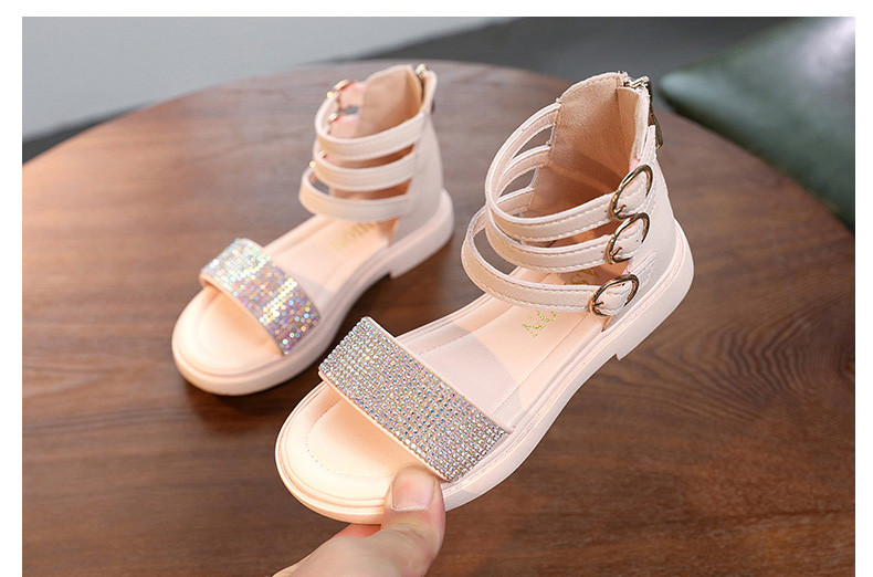 Aktuális gyerekszandál három színben kő díszítéssel