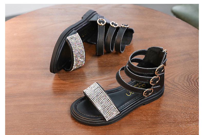 Aktuális gyerekszandál három színben kő díszítéssel