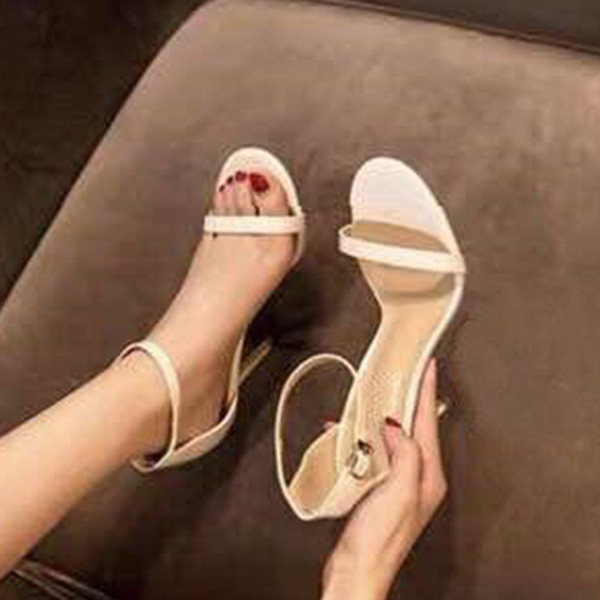 Aktuális női magas sarkú szandál fekete, fehér és bézs színben