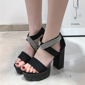 Női szandál kövekkel és vastag sarkú fekete és piros színben