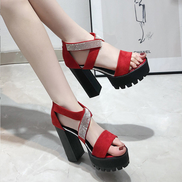 Női szandál kövekkel és vastag sarkú fekete és piros színben