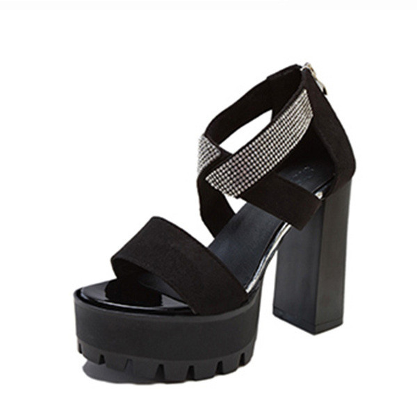 Női szandál kövekkel és vastag sarkú fekete és piros színben