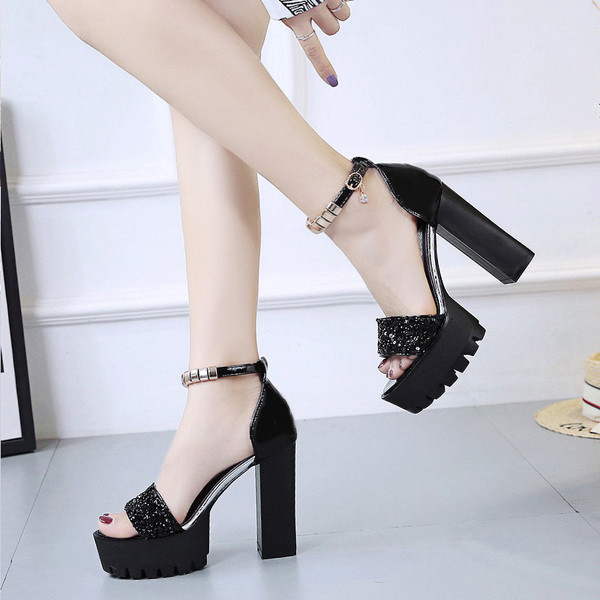 Modern női szandál vastag sarkú és kövekkel több színben