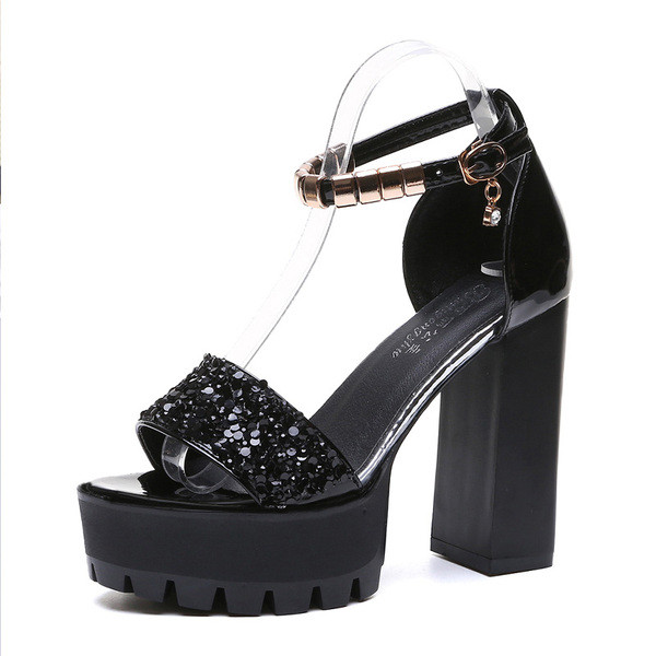 Modern női szandál vastag sarkú és kövekkel több színben