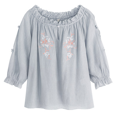 Csupasz vállú, hímzéssel ellátott női blúz
