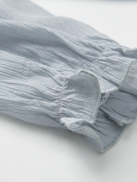 Csupasz vállú, hímzéssel ellátott női blúz