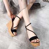 Stílusos női szandál fekete és bézs színű platformmal