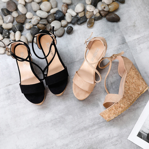 Stílusos női szandál fekete és bézs színű platformmal