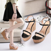 Aktuális platformos női szandál több színben