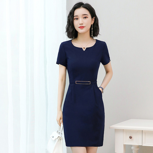 Elegáns női ruha fekete és sötétkék övvel