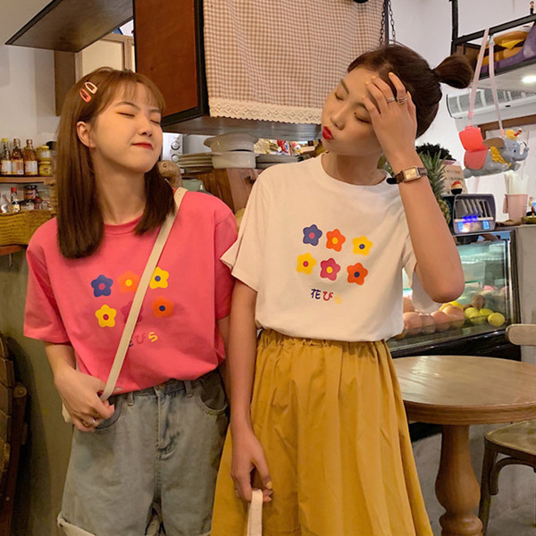 Több színben virágos női póló