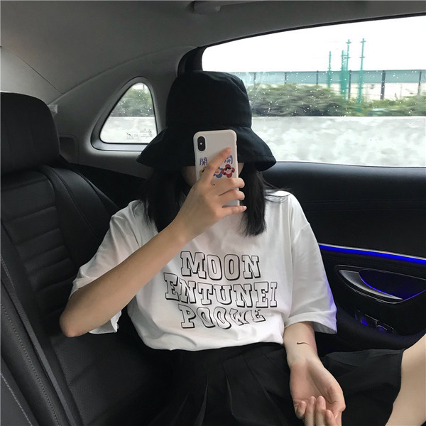 Női póló fehér és fekete nyomattal