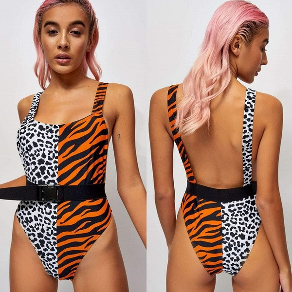 Modern teljes fürdőruha színes mintával és övvel két színben