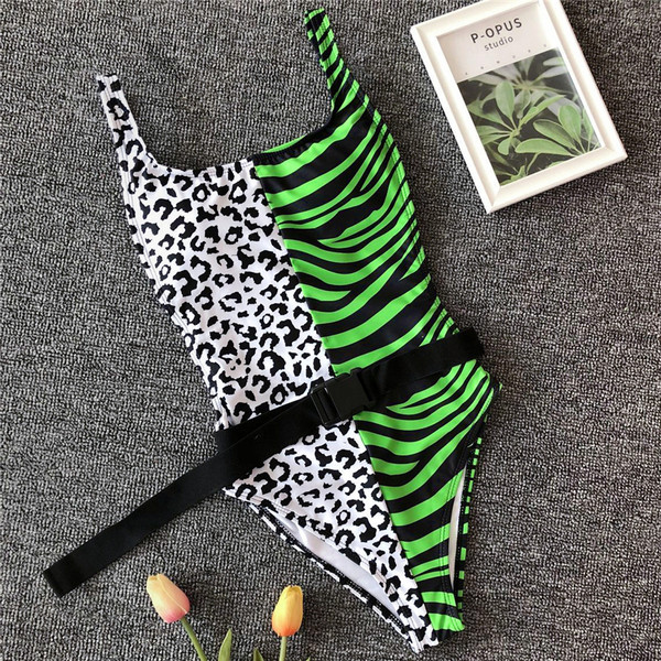 Modern teljes fürdőruha színes mintával és övvel két színben