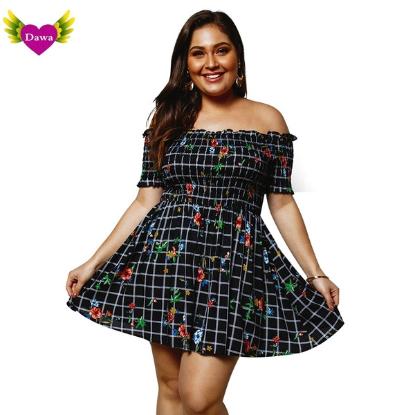 Kivágott női ruha csónakos nyakkivágással, fekete színben