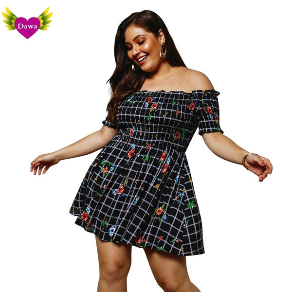 Kivágott női ruha csónakos nyakkivágással, fekete színben