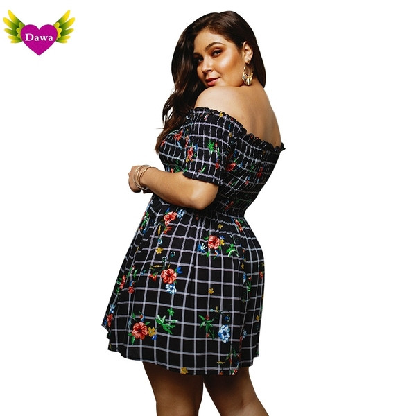 Kivágott női ruha csónakos nyakkivágással, fekete színben