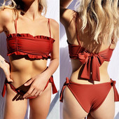 Costum de baie modern, din două piese, cu cravate