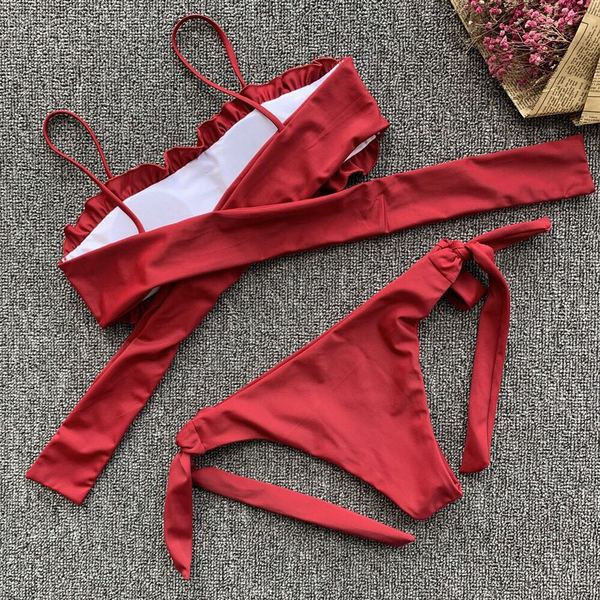 Costum de baie modern, din două piese, cu cravate