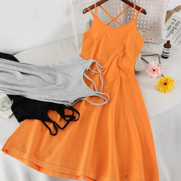 Modern női ruha vékony pántokkal széles modell három színben