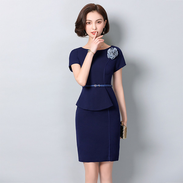 Elegáns női ruha kék színű övvel