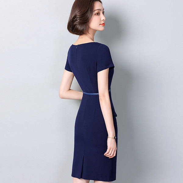 Elegáns női ruha kék színű övvel