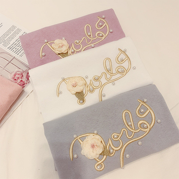 Női póló 3D elemes virágokkal és O-nyakkal