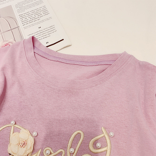 Női póló 3D elemes virágokkal és O-nyakkal