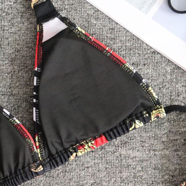 Színes fürdőruha háromszög alakú felsővel és fém elemekkel