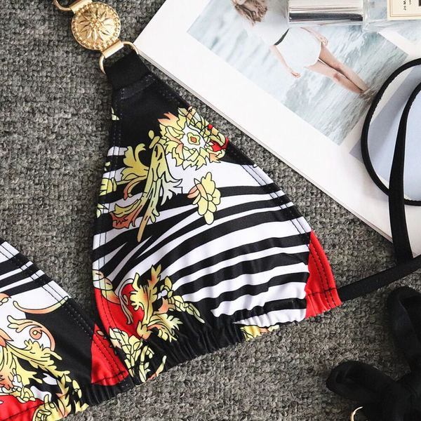 Színes fürdőruha háromszög alakú felsővel és fém elemekkel