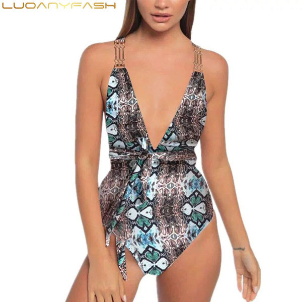 Korszerű fürdőruha V-nyakú és fém elemekkel