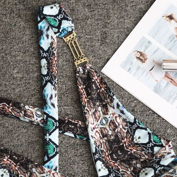 Korszerű fürdőruha V-nyakú és fém elemekkel