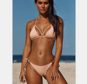 Costum de baie de damă cu top triunghiular în patru culori