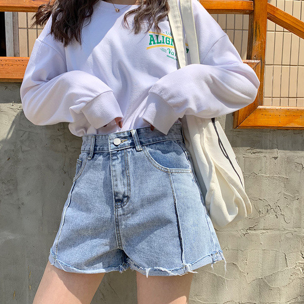 Női rövid farmer szakadt hatású