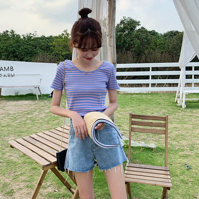 Csíkos női blúz csupasz háttal és nyakkendővel