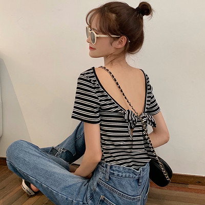 Csíkos női blúz csupasz háttal és nyakkendővel