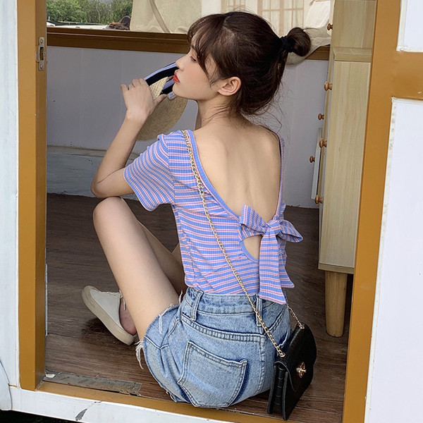 Csíkos női blúz csupasz háttal és nyakkendővel