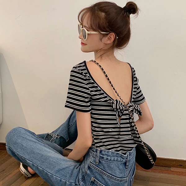 Csíkos női blúz csupasz háttal és nyakkendővel