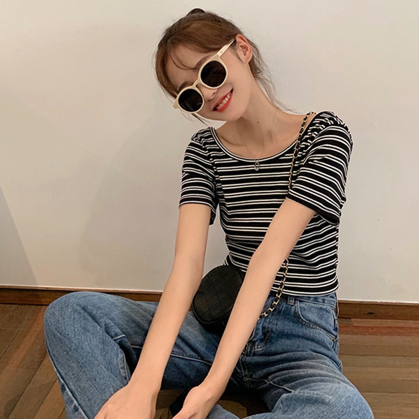 Csíkos női blúz csupasz háttal és nyakkendővel