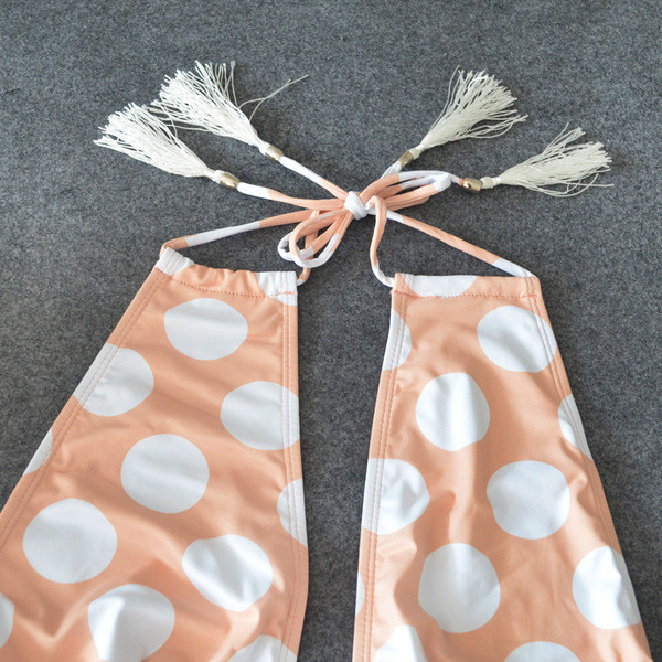 Pöttyös fürdőruha mély nyakkivágással