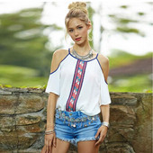 Modern női blúz csupasz vállval és fehér hímzéssel