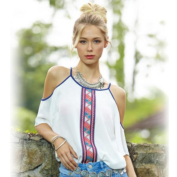 Modern női blúz csupasz vállval és fehér hímzéssel