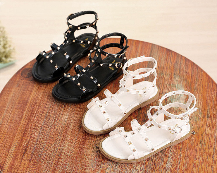 Gyermekszandál lányoknak két színben, fém elemekkel