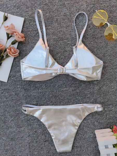 Modern kétrészes fürdőruha ezüst színben