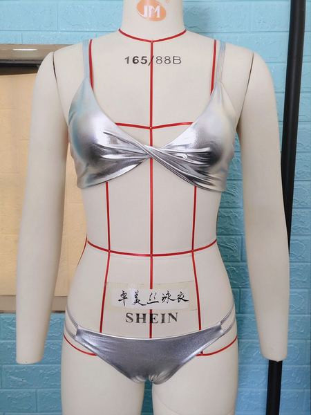 Modern kétrészes fürdőruha ezüst színben