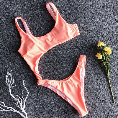 Modern fürdőruha kivágásokkal három színben