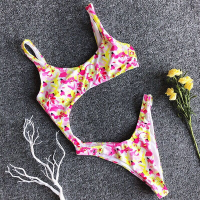 Modern fürdőruha kivágásokkal három színben