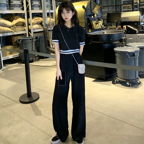 Set de dama modern de bluza scurta si pantaloni largi