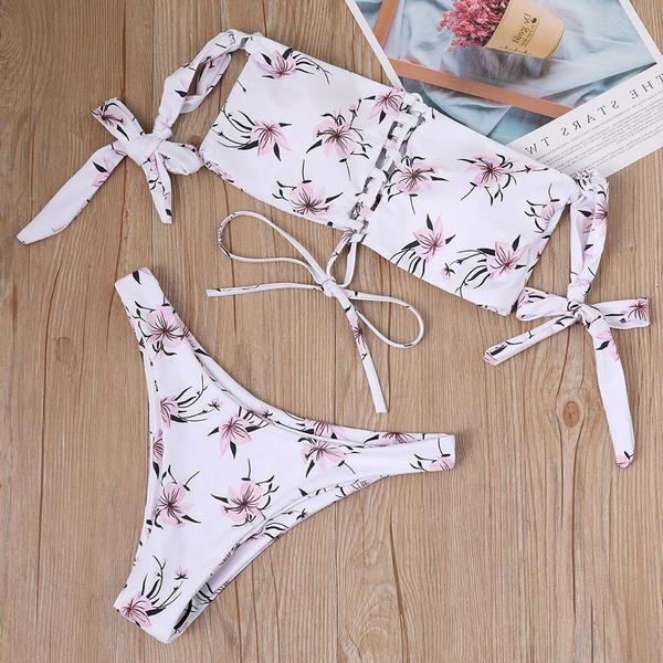 Fürdőruha szalagos felsővel és virágmintával
