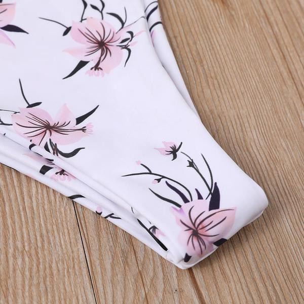 Fürdőruha szalagos felsővel és virágmintával